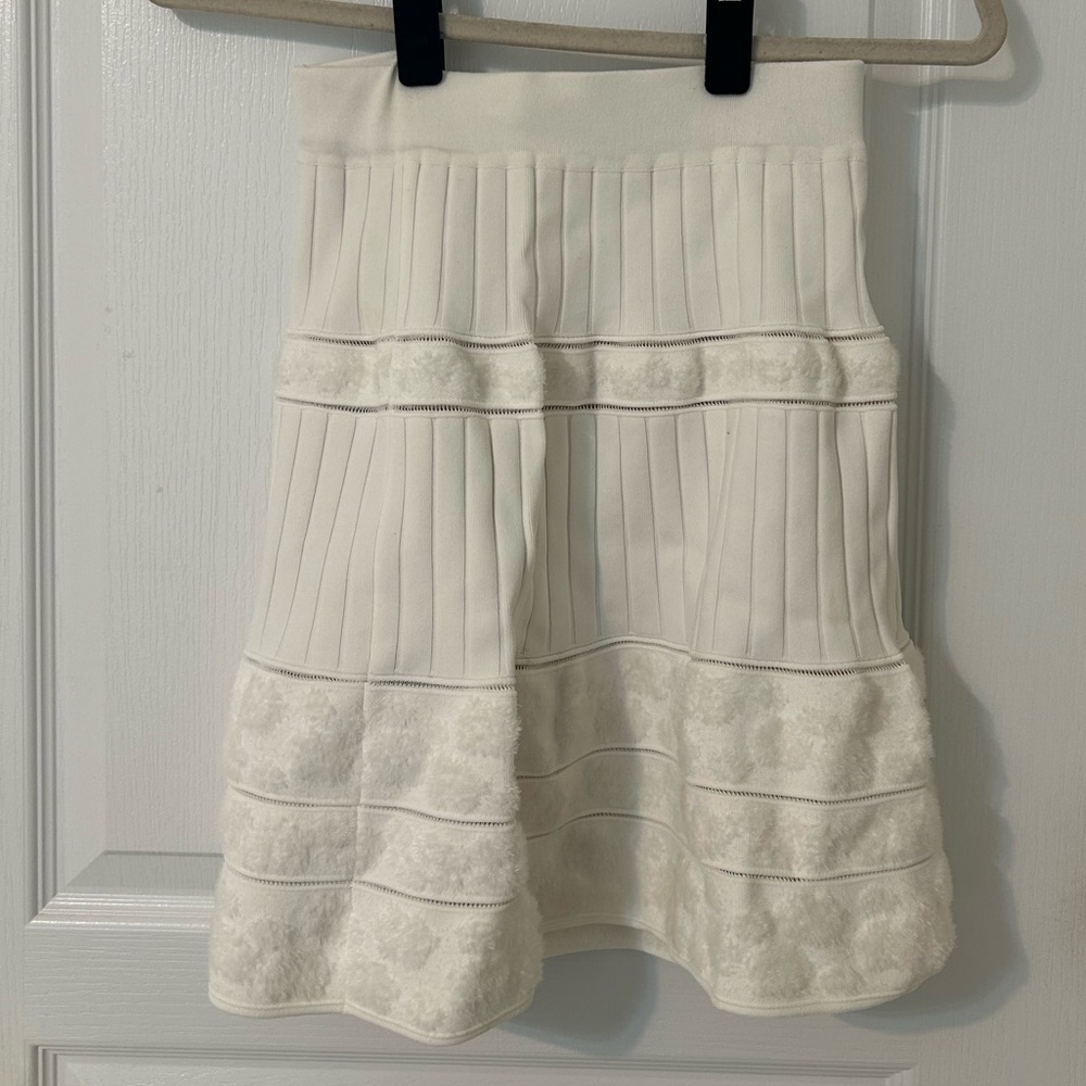 Network white skirt with fuzzy pompom like print